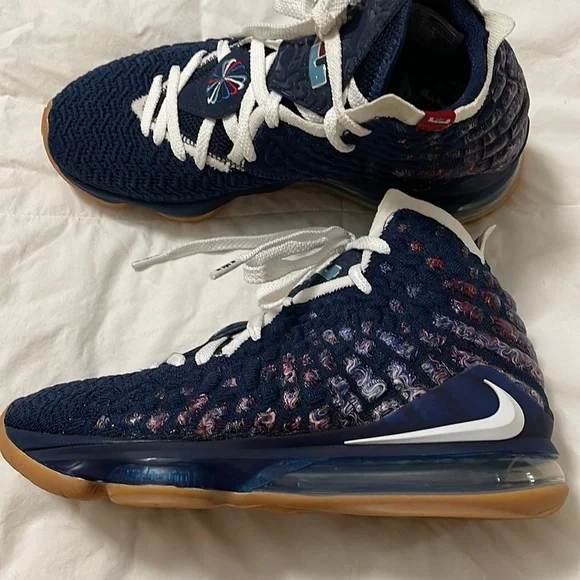 Nike LeBron 17 UConn 2020 Basketball Shoes Sz 7.5 Men / 9 Women New - Picture 8 of 10
